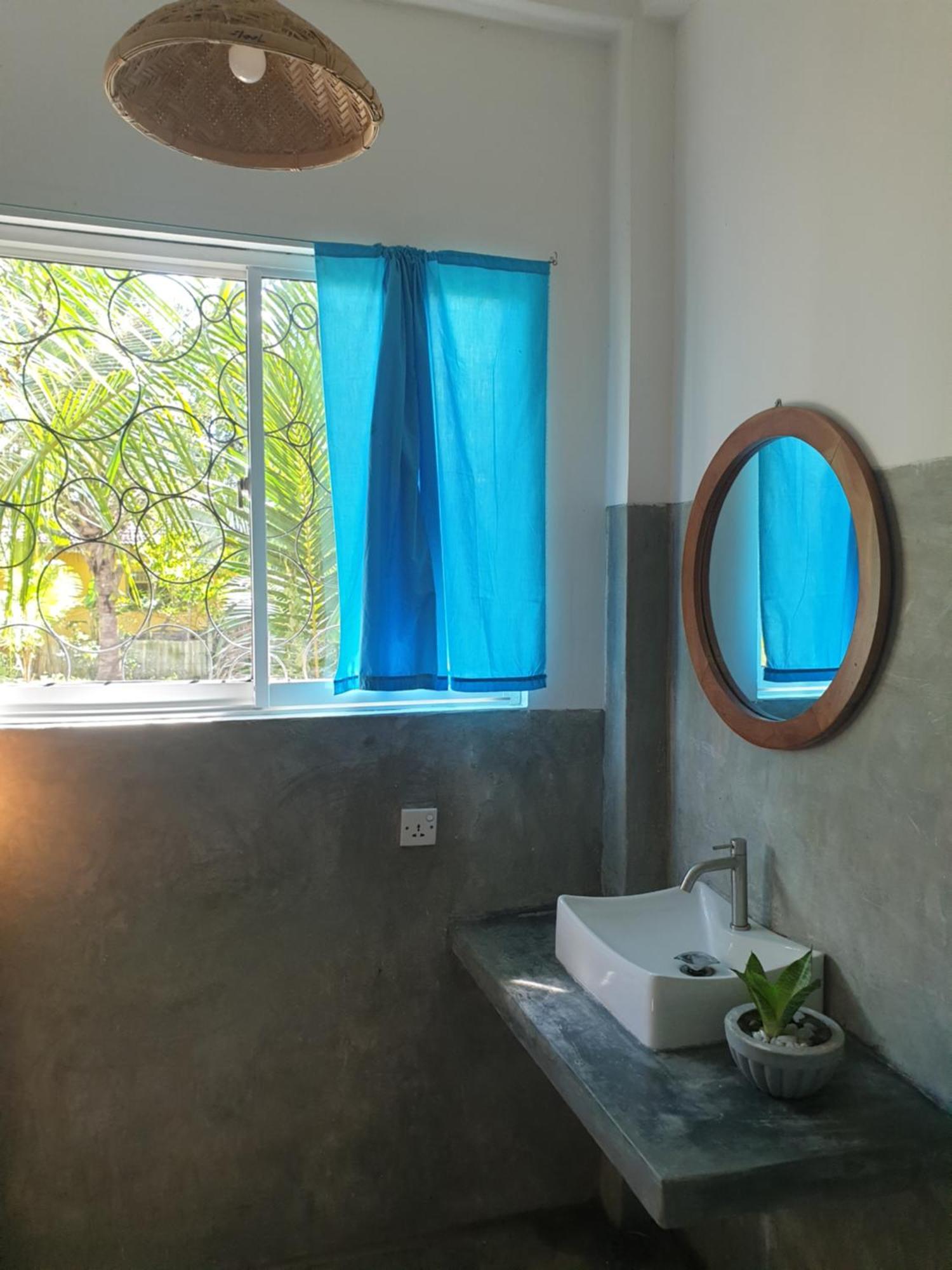 Julianu Hotel Тангале Екстериор снимка